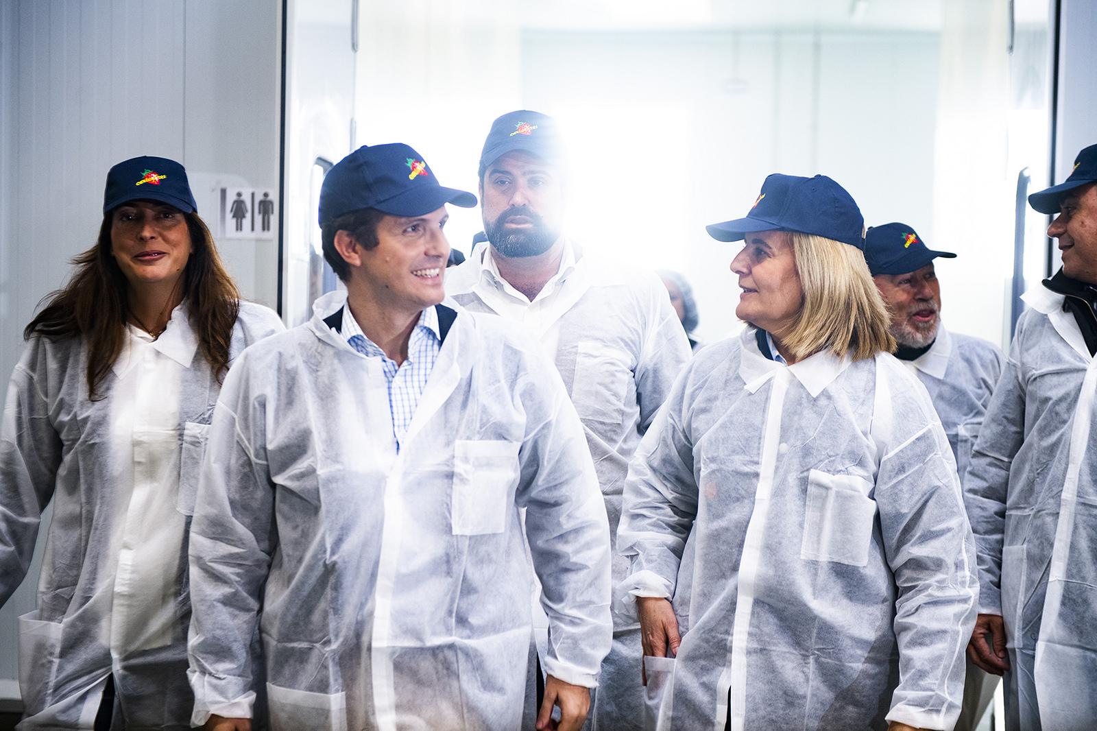 Pablo Casado y Fátima Báñez, visitando instalaciones de envasado de fresas - Flickr PP