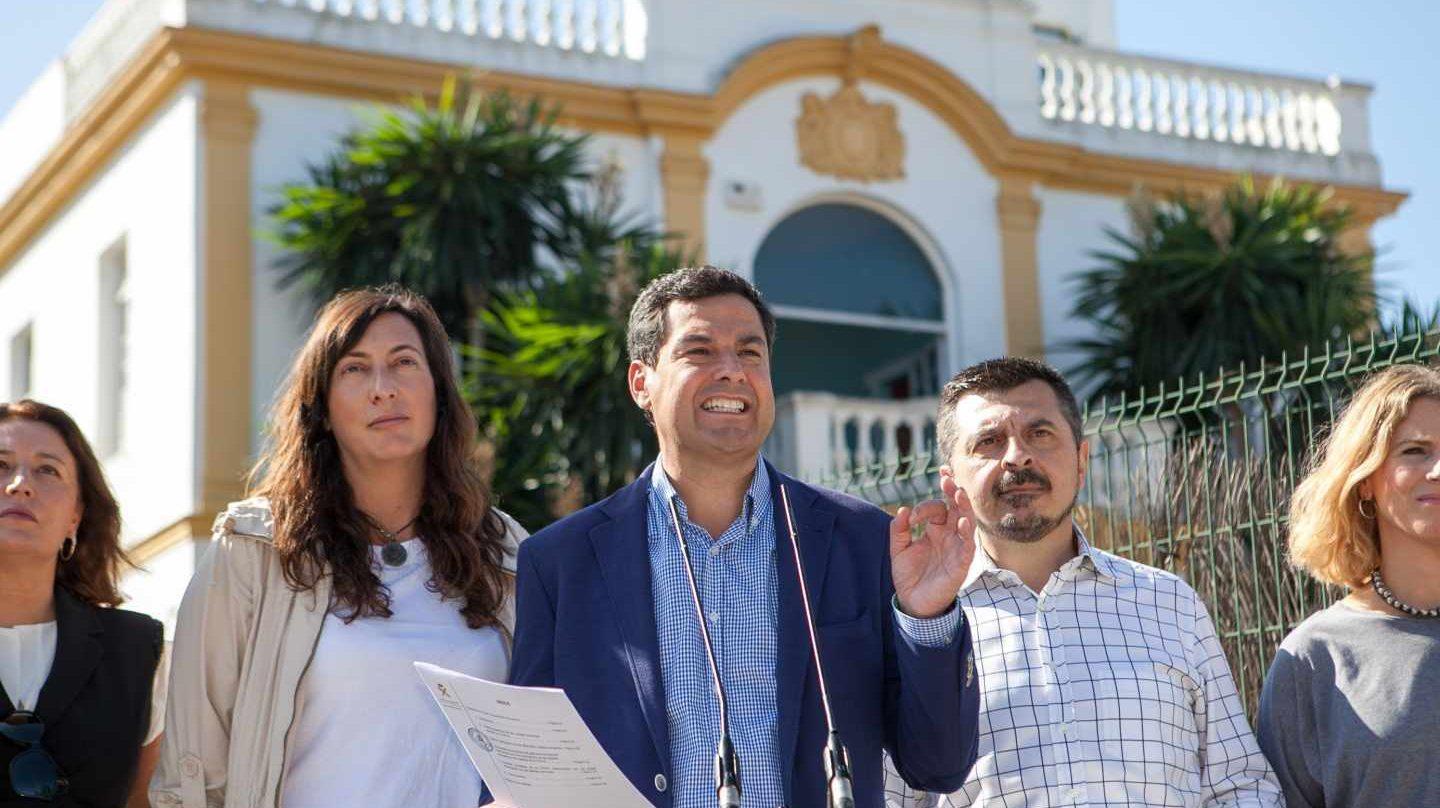 Juanma Moreno iniciando su 'tour' de precampaña a las puertas de un club de alterne.  EP