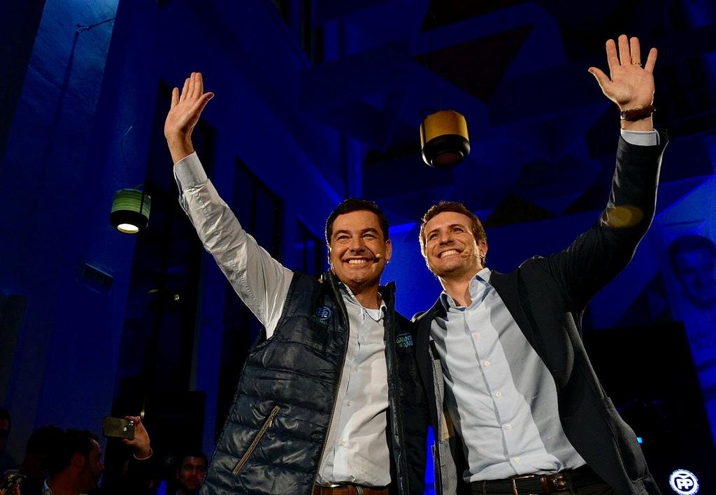 Casado y Moreno saludan tras la presentación del chaleco de campaña. Flickr PP