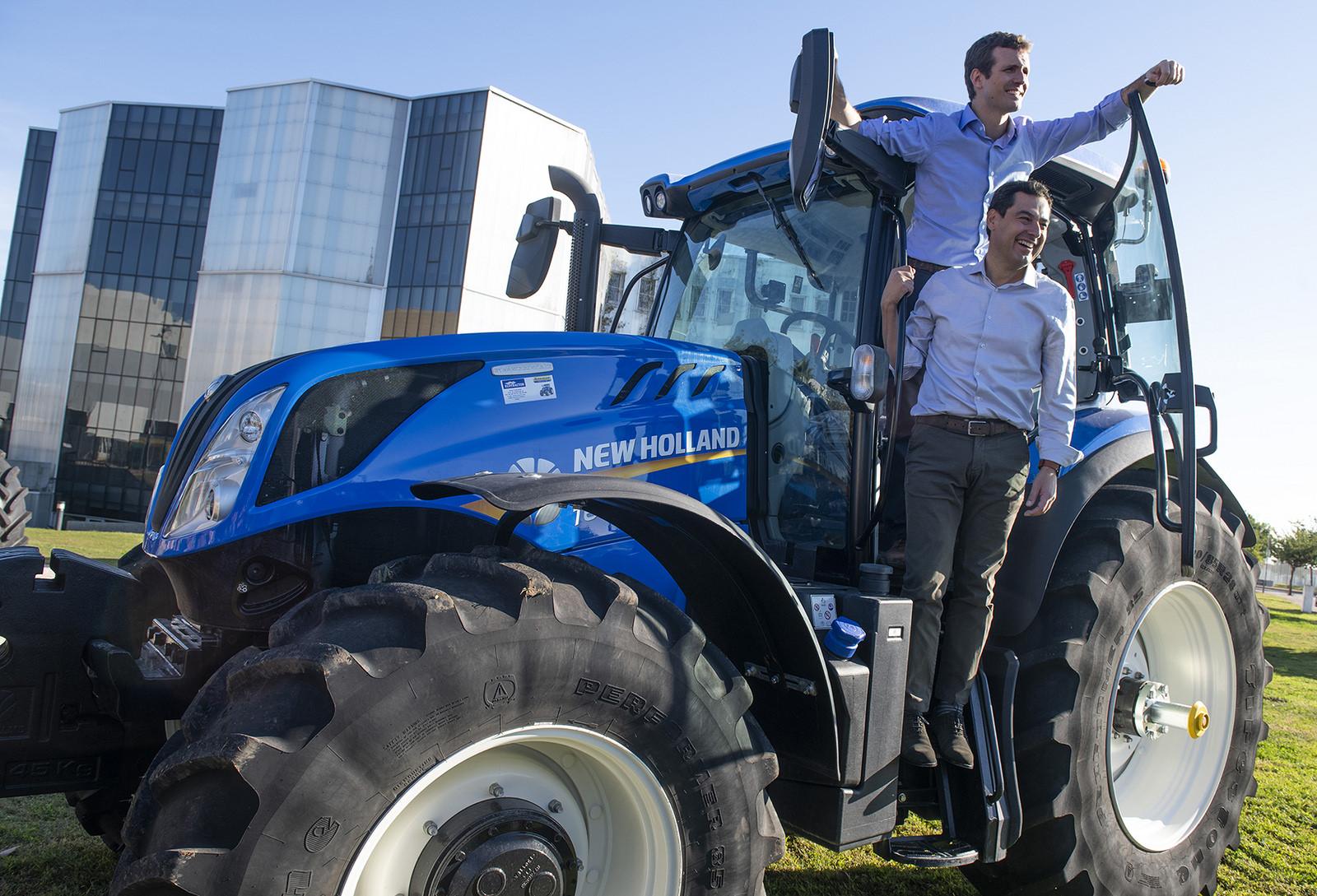 Los presidentes del PP nacional y andaluz subidos a un tractor en Cádiz. Flickr PP