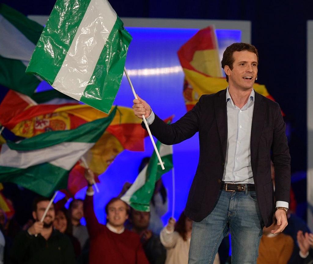 Pablo Casado muestra una bandera de Andalucía de plástico en Algeciras. Flickr PP