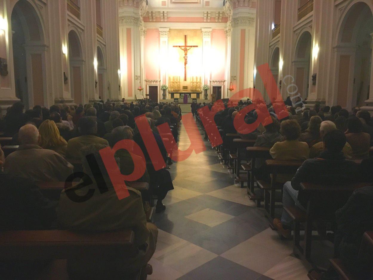Imagen desde dentro de la Iglesia donde se oficia una misa por Franco en el 20N. ELPLURAL