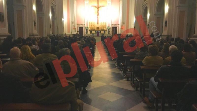 Imagen desde dentro de la Iglesia donde se oficia una misa por Franco en el 20N. ELPLURAL