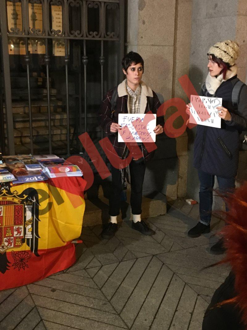 Unas jóvenes protestas por la misa en recuerdo de Franco el 20N en Madrid. ELPLURAL