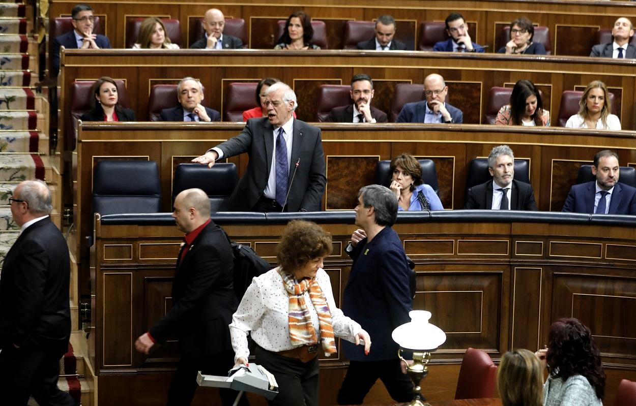 El ministro de Exteriores, Josep Borrel, acusa a un diputado de ERC de escupirle