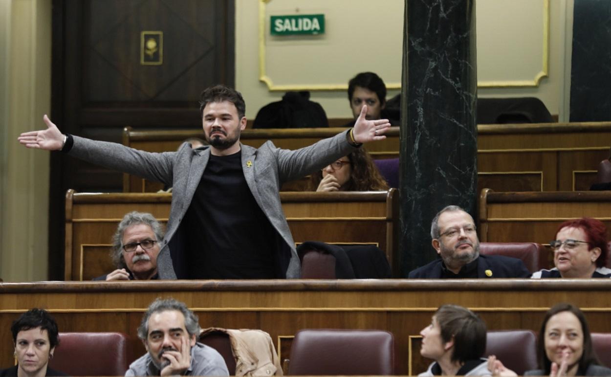 El diputado de ERC Gabriel Rufián con los brazos abiertos durante la sesión de control al Gobierno