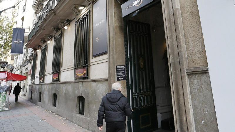 Imagen de la entrada a Casa Amazon situada en la madrileña calle de la Princesa.