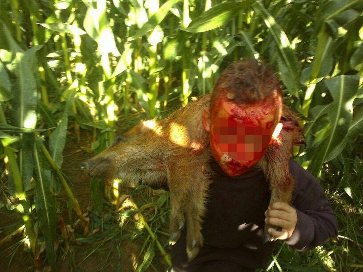 Un niño, con la cara manchada de sangre, tras participar en una cacería. PACMA