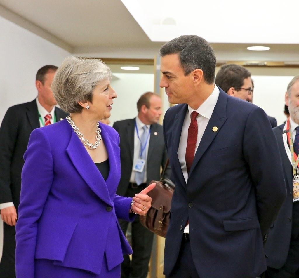 La primera ministra británica, Theresa May, con Pedro Sánchez en Bruselas. TWITTER