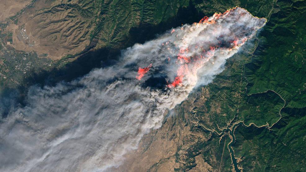 Imagen de los incendios en California. Foto: USGS. NASA. Joshua Stevens