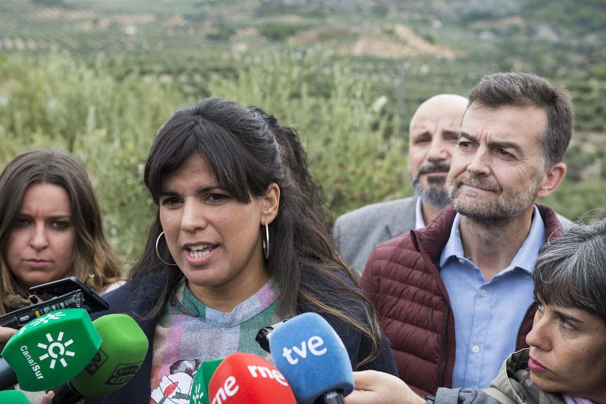 Teresa Rodríguez y Antonio Maíllo, ayer en Pegalajar. FRANCIS. J. CANO/EUROPA PRESS Teresa Rodríguez y Antonio Maíllo, ayer en Pegalajar. FRANCIS. J. CANO/EUROPA PRESS