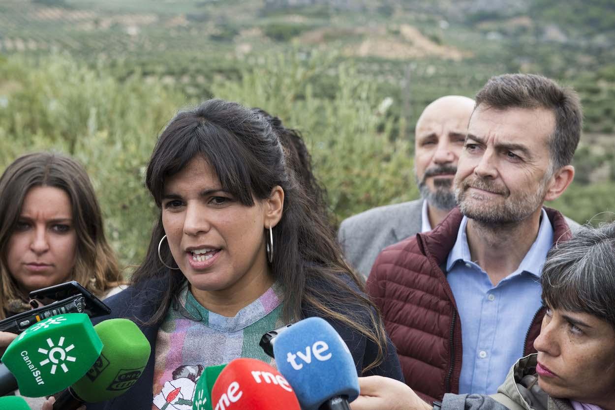 Teresa Rodríguez y Antonio Maíllo, ayer en Pegalajar. FRANCIS. J. CANO/EUROPA PRESS