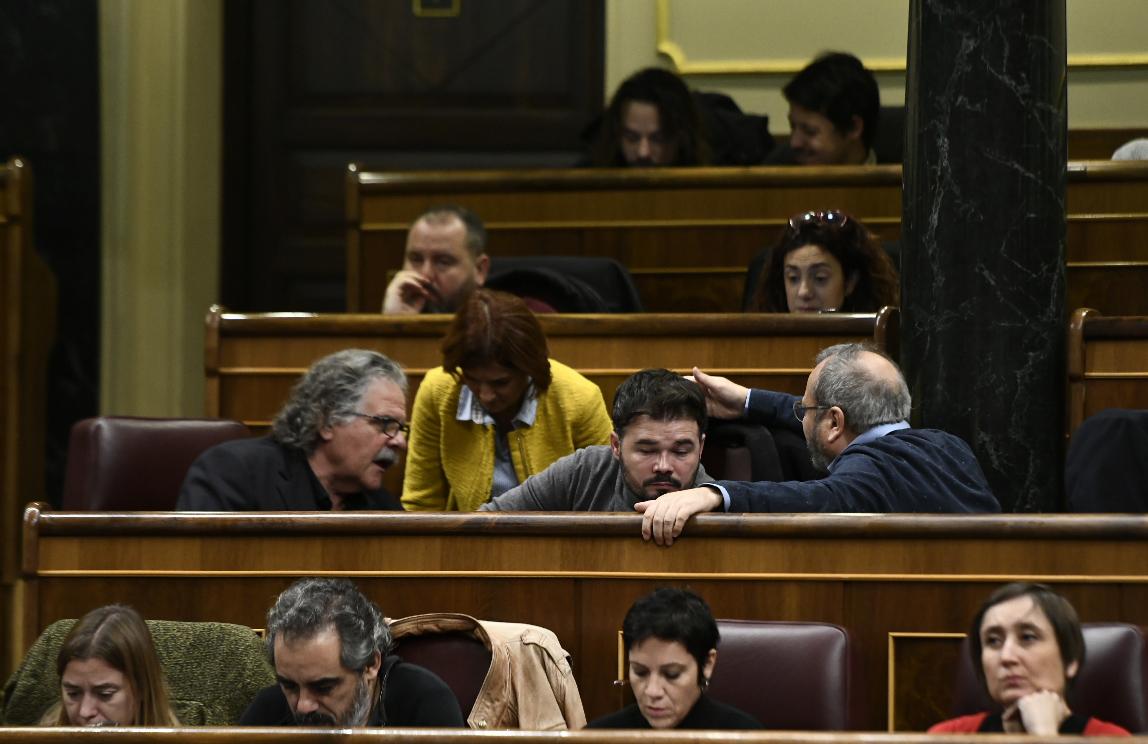 De izquierda a derecha los diputados de ERC Joan Tardà Carolina Telechea Gabriel Rufián y Joan Olòriz (pasando su mano por la cabeza de Rufián).