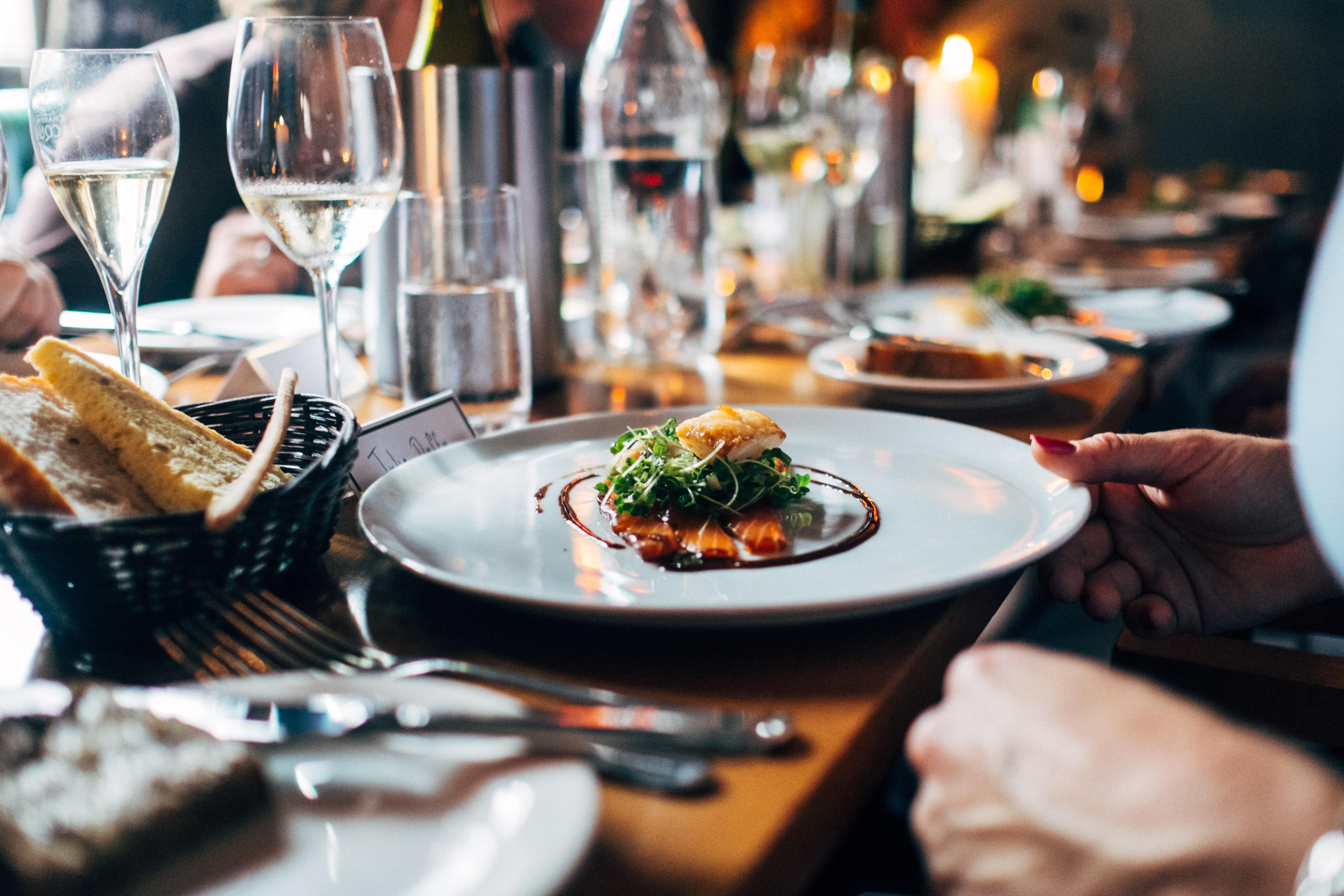 Plato de comida en un restaurante - Photo by Jay Wennington on Unsplash