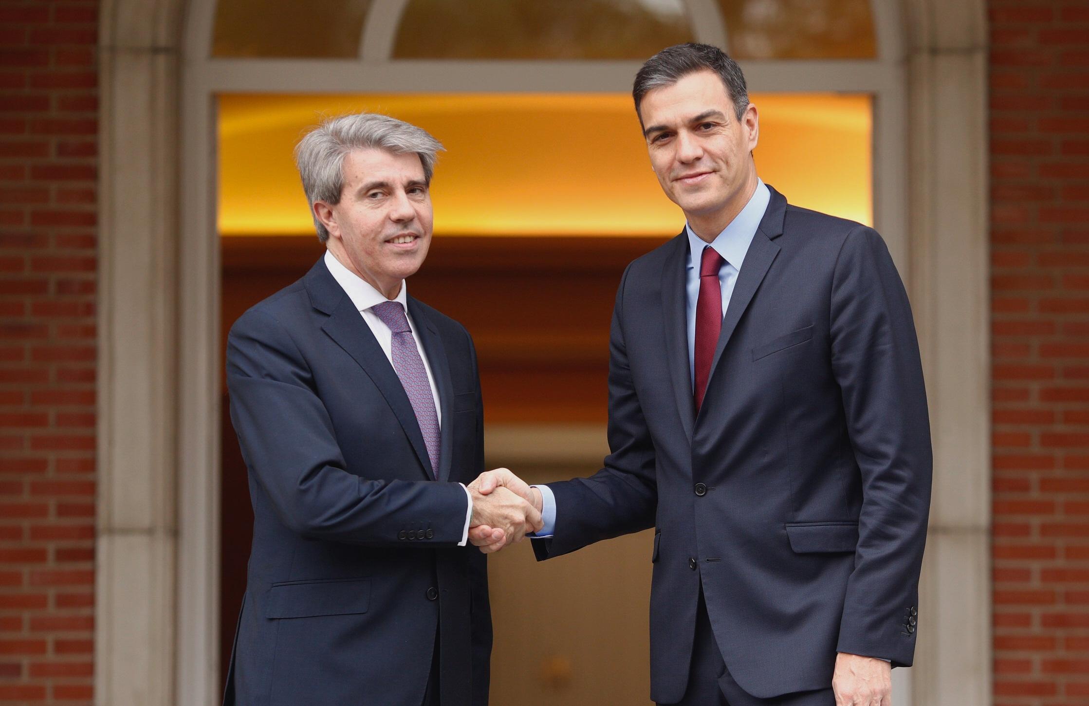 El presidente del Gobierno, Pedro Sánchez, recibe al presidente de la Comunidad de Madrid, Ángel Garrido, en el complejo de la Moncloa- EP