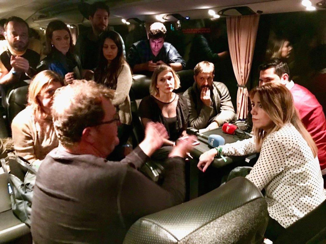 Susana Díaz con los periodistas en el autobús de la caravana del PSOE, tras la suspensión del mitin.