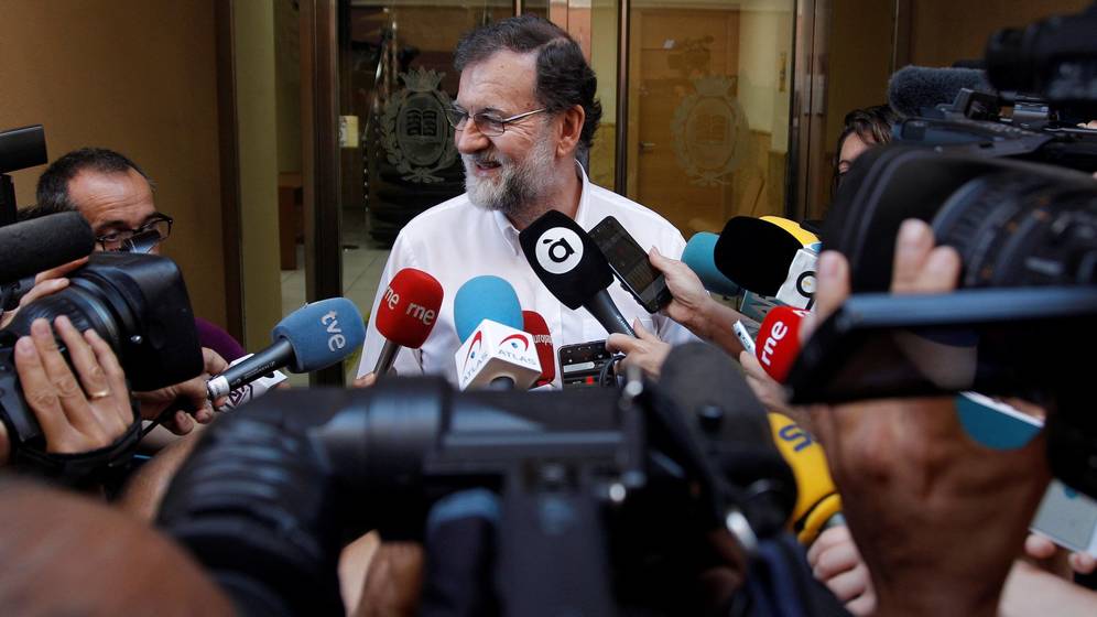 Mariano Rajoy ante el Registro de la Propiedad de Santa Pola. EFE Archivo