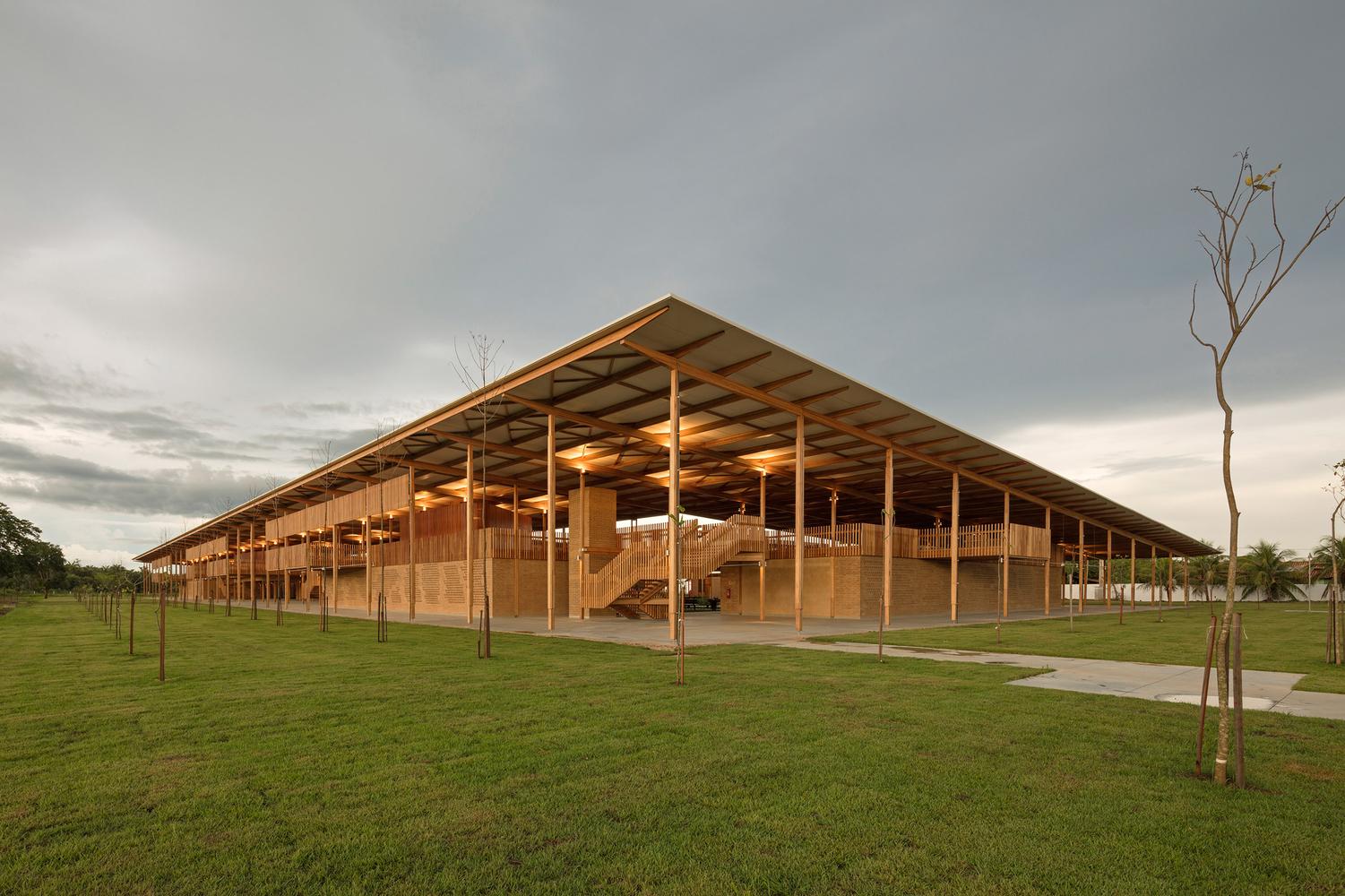 Escuela de madera y barro. Foto: Alpha Zero