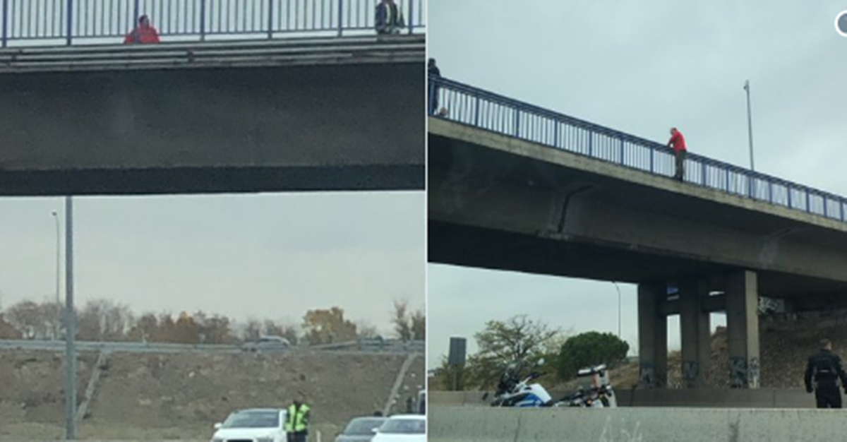 El hombre ha saltado la valla de seguridad de uno de los puentes de la A2.