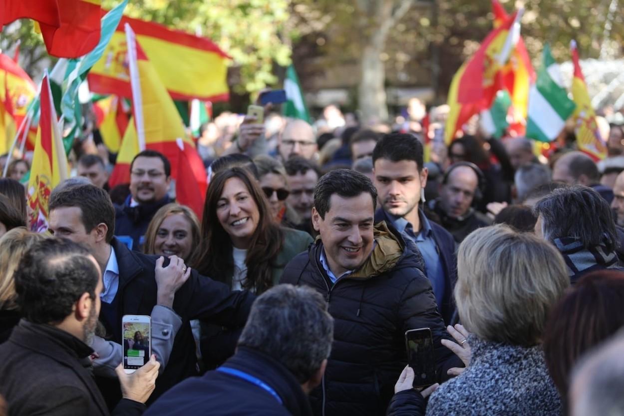 Juanma Moreno, con Loles López y Pablo Casado en un acto en Granada. PP