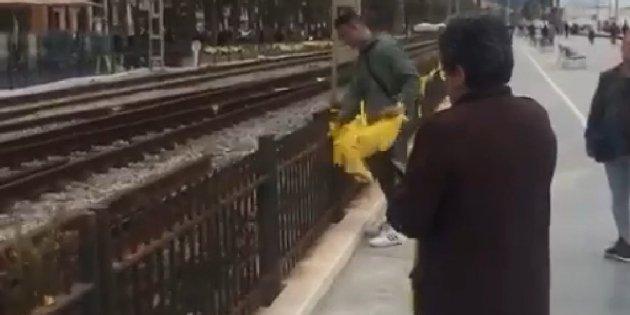 Xavi retirando lazos amarillos en Barcelona. Twitter: @sedlr_