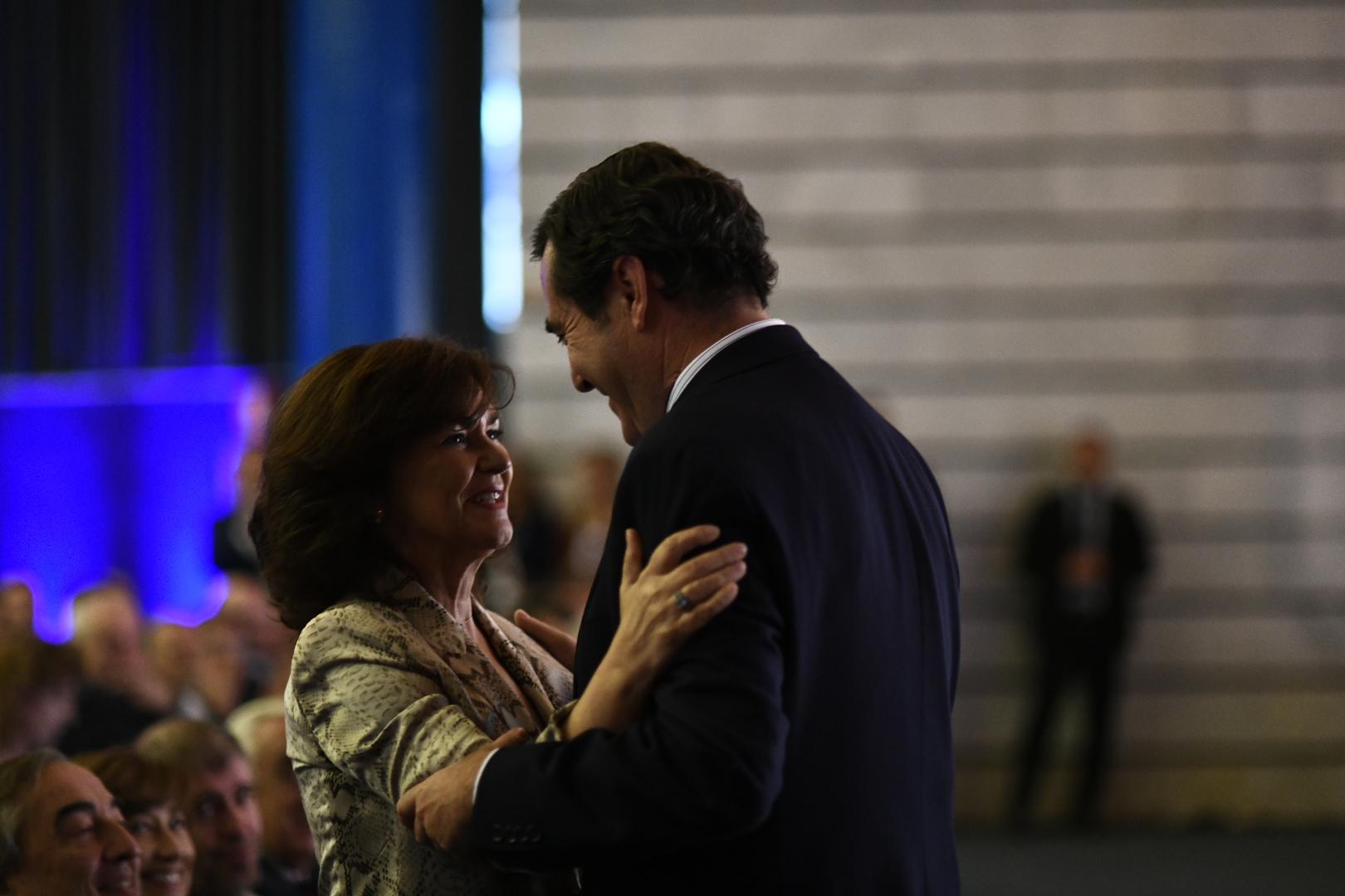 La vicepresidenta del Gobierno, Carmen Calvo, abraza al presidente de la CEOE, Antonio Garamendi -  Oscar del Pozo / Europa Press