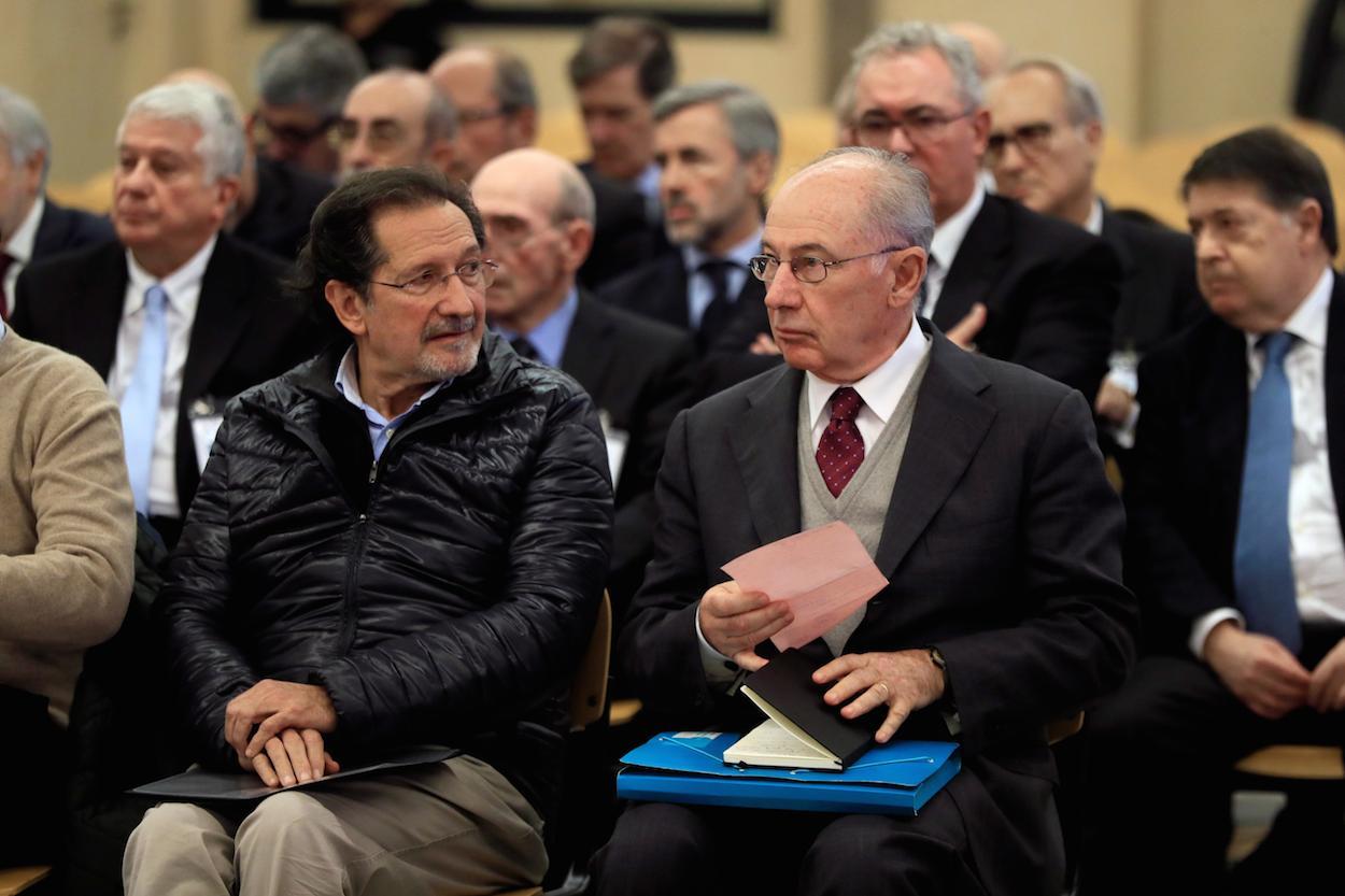Rodrigo Rato, junto al exconsejero de Caja Madrid José Antonio Moral Santín en la primera sesión del juicio de Bankia.