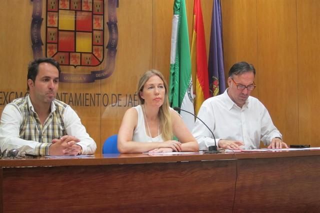 Salud Anguita (en el centro), concejala del Ayuntamiento de Jaen que 'fichó' por Vox. Europa Press/Archivo
