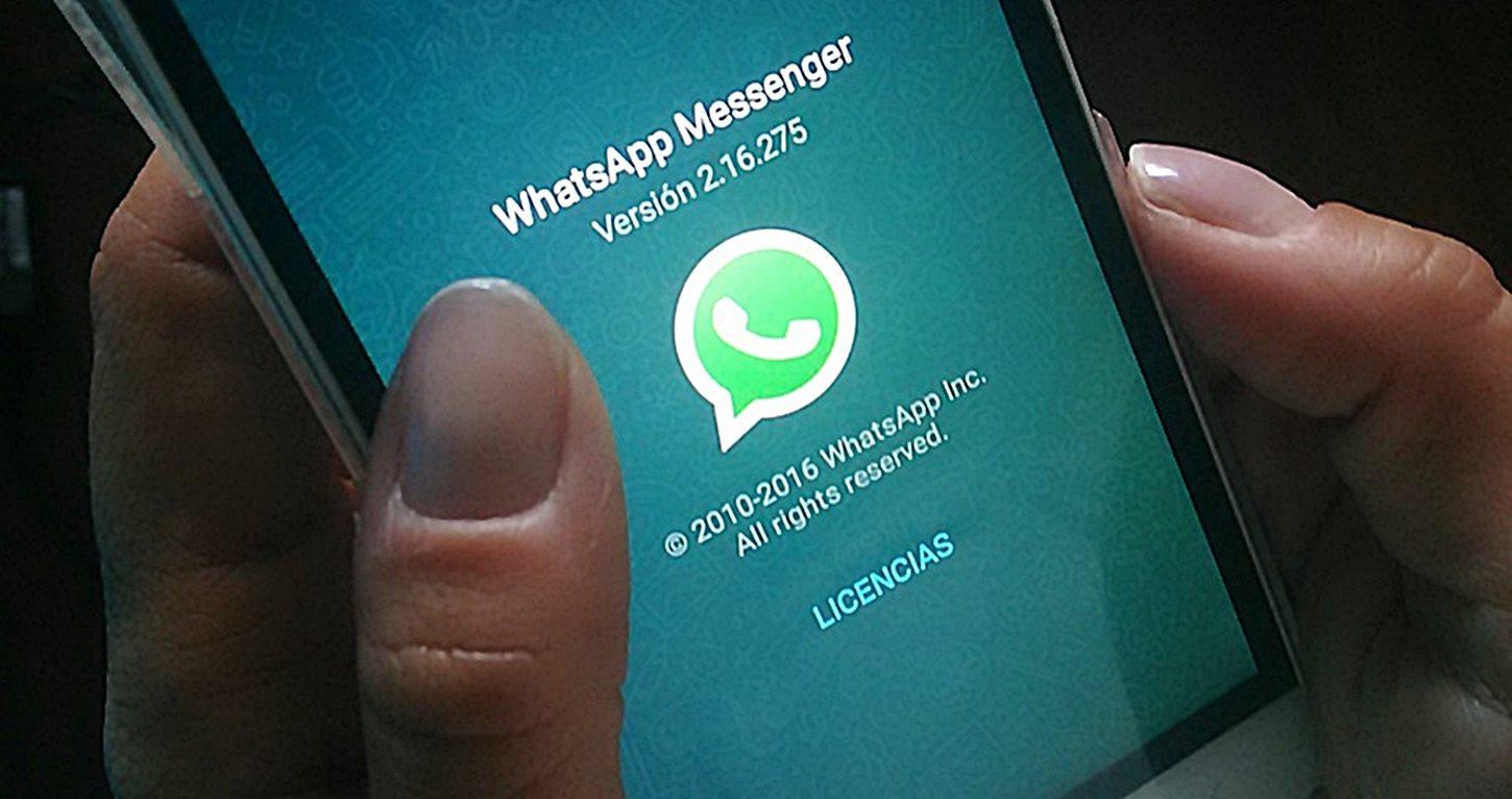 Un móvil con la aplicación de WhatsApp.