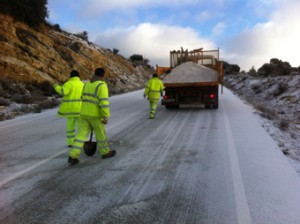 “Fuera del PP sólo está la nada”, y nada tienen los trabajadores de Fomento en Guadalajara que echan la sal a mano en las carreteras…