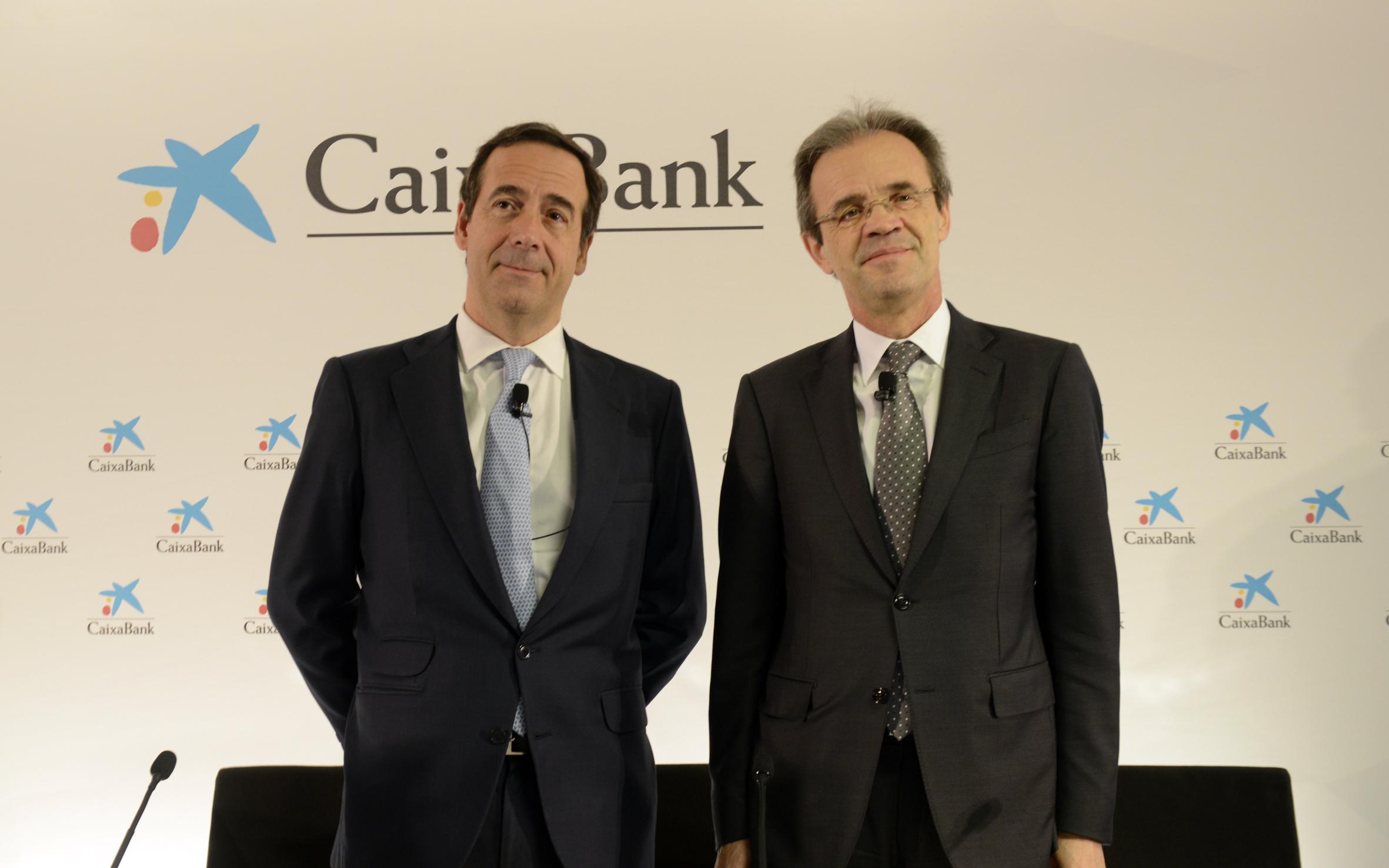  Gonzalo Gortázar (izquierda), consejero delegado de CaixaBank y Jordi Gual, presidente de CaixaBank (derecha)