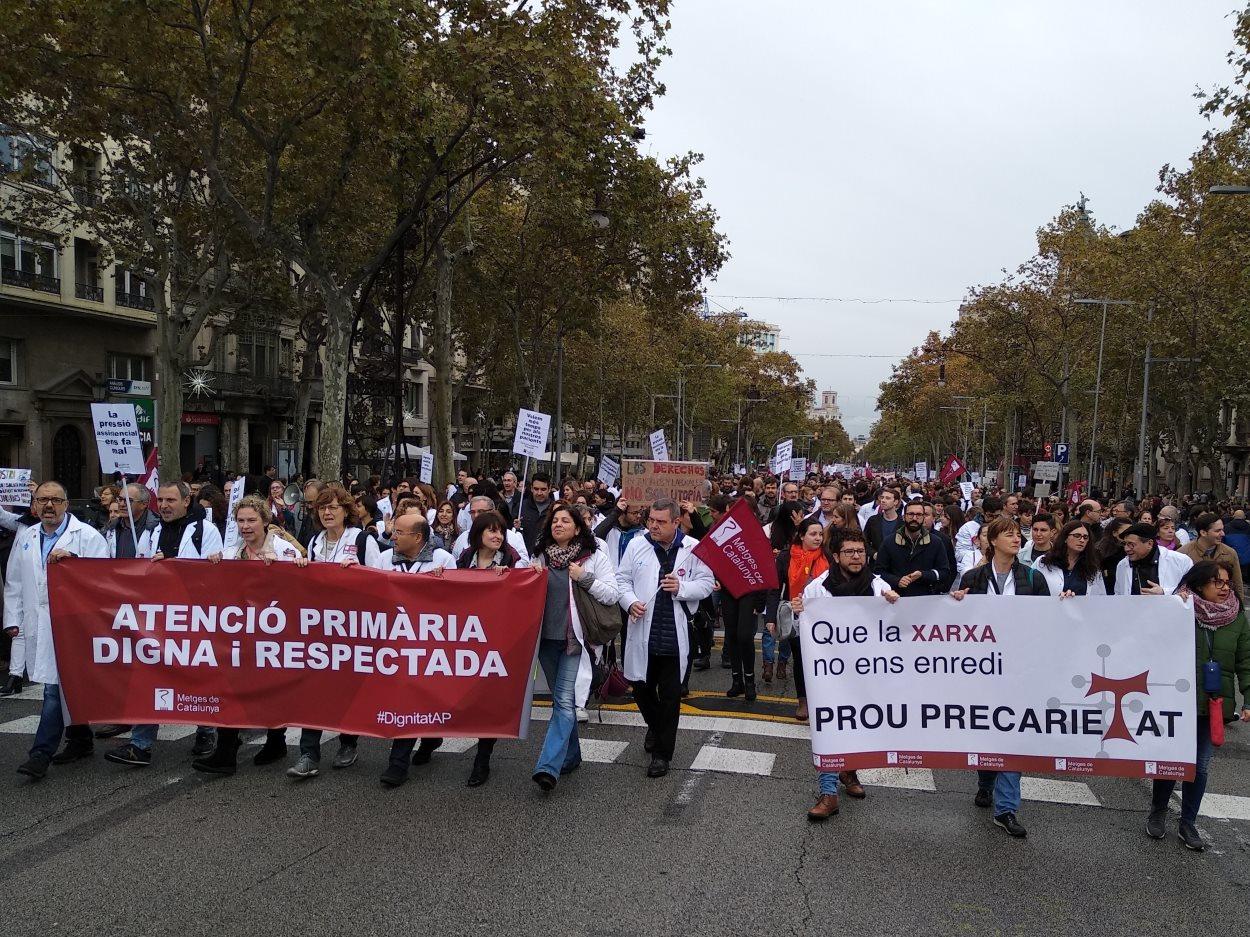 Un millar de médicos claman por una primaria digna y respetada el primer día de huelga. EP
