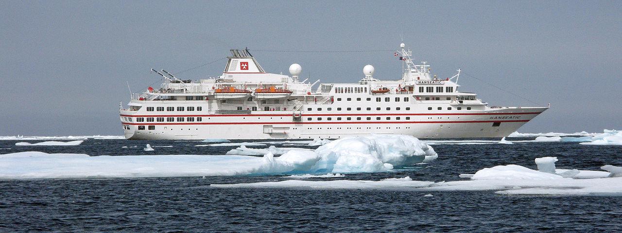 Un barco cruza el Océano Ártico. Foto: Jens Bludau