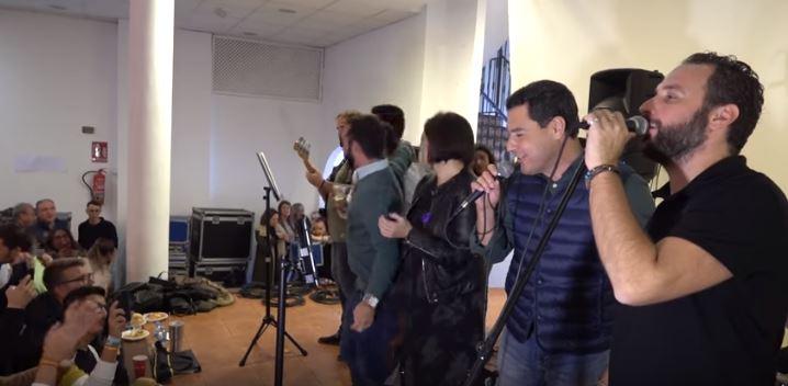 Captura del vídeo en el que Juanma Bonilla canta 'Sabor de amor'