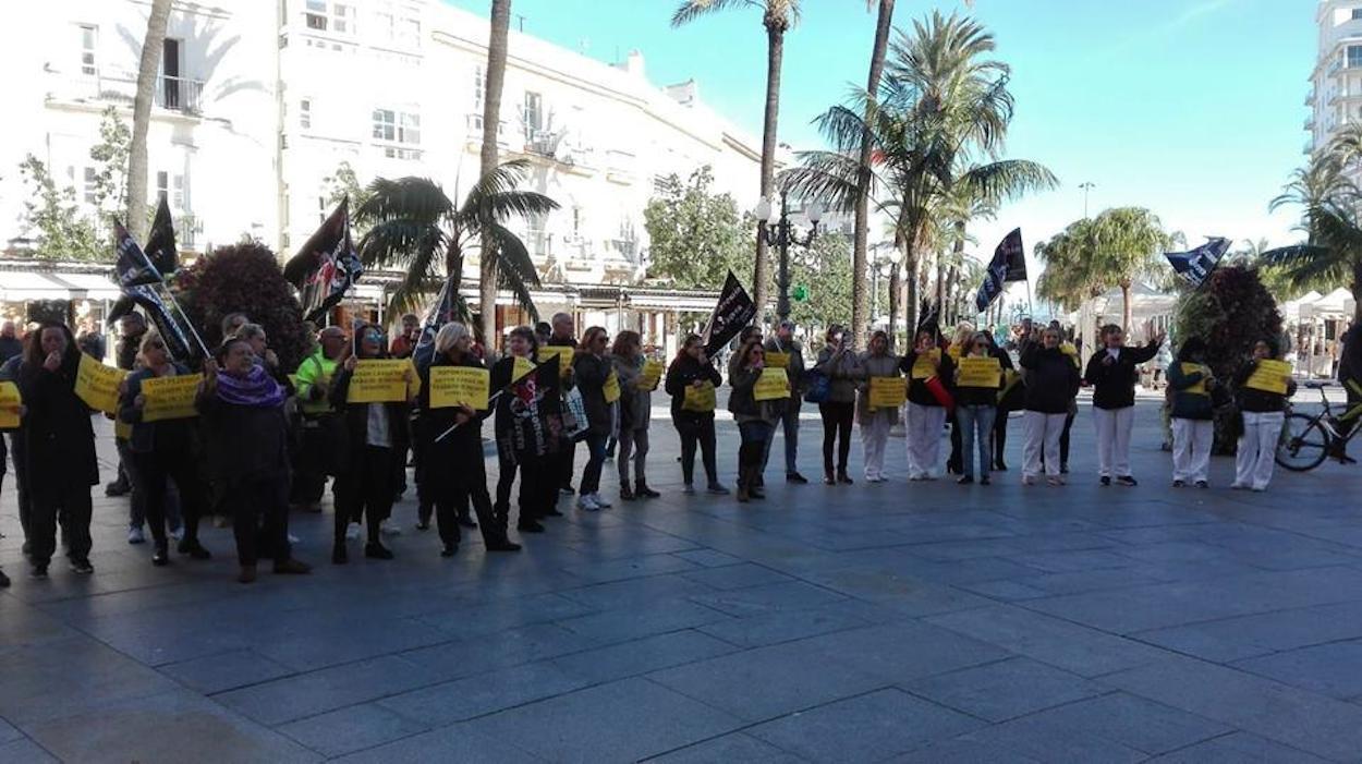 La concejal Ana Camelo participó también la protesta de las limpiadoras contra el gobierno del que forma parte. AO