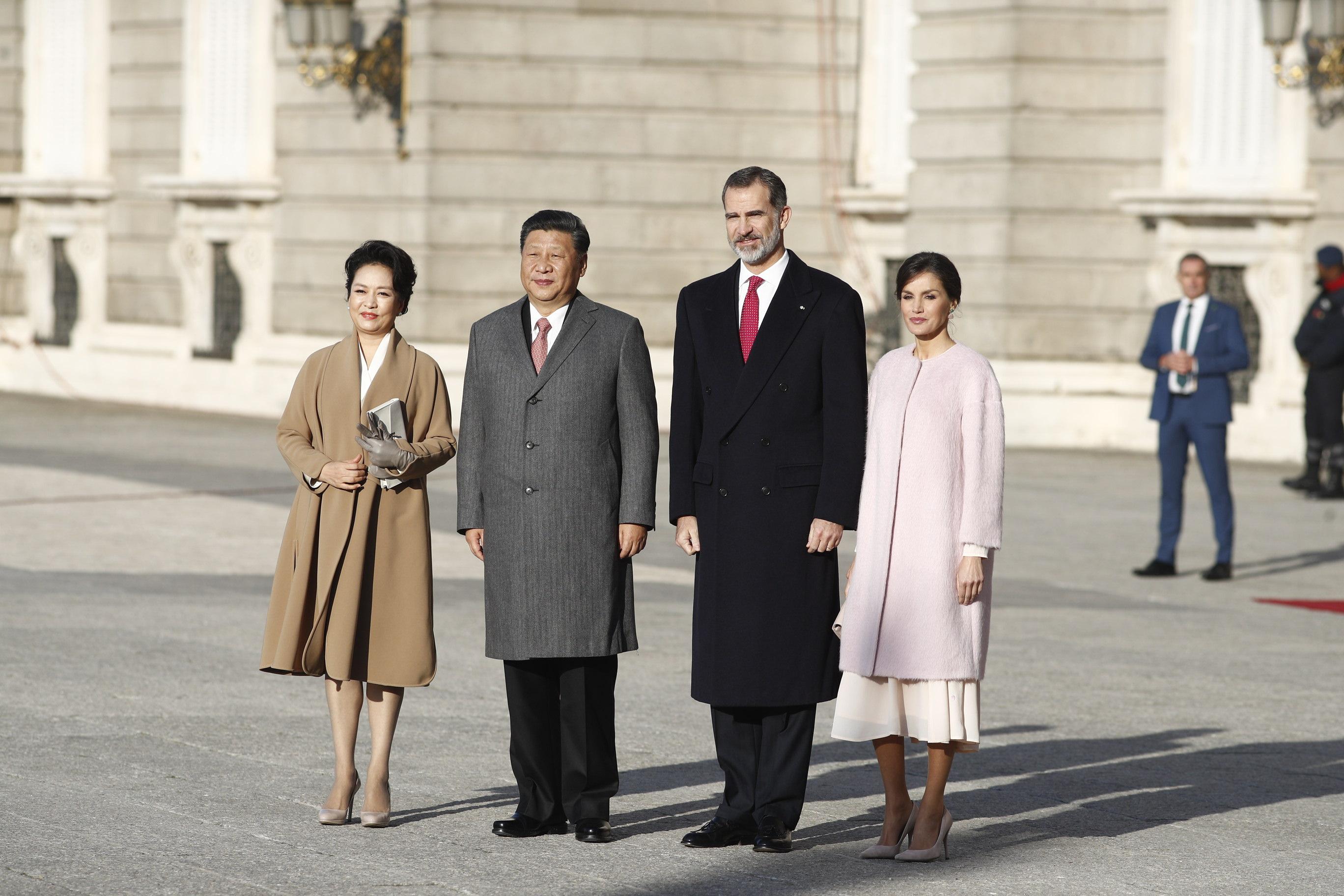 De izquierda a derecha la primera dama de la República Popular China Peng Liyuan; el presidente de la República Popular China Sr Xi Jinping; el Rey Felipe VI; y la Reina Letizia - Eduardo Parra EP