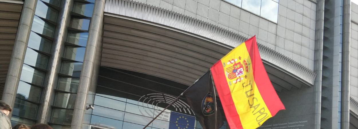 La bandera de Jusapol en Bruselas, donde la plataforma exigió la equiparación salarial