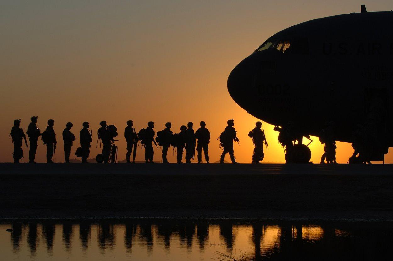 Unos soldados entrando en un avión del Ejército. Pixabay