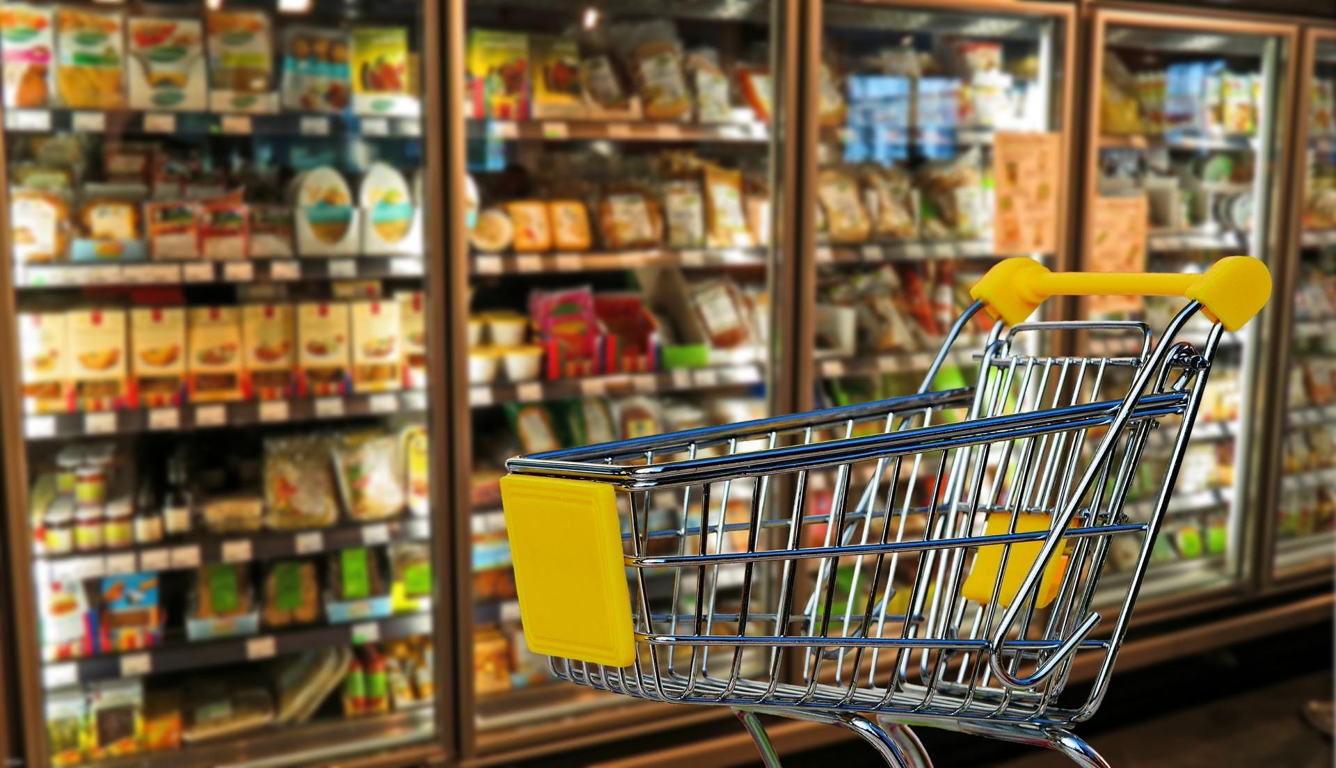 Sección de comida congelada en un supermercado