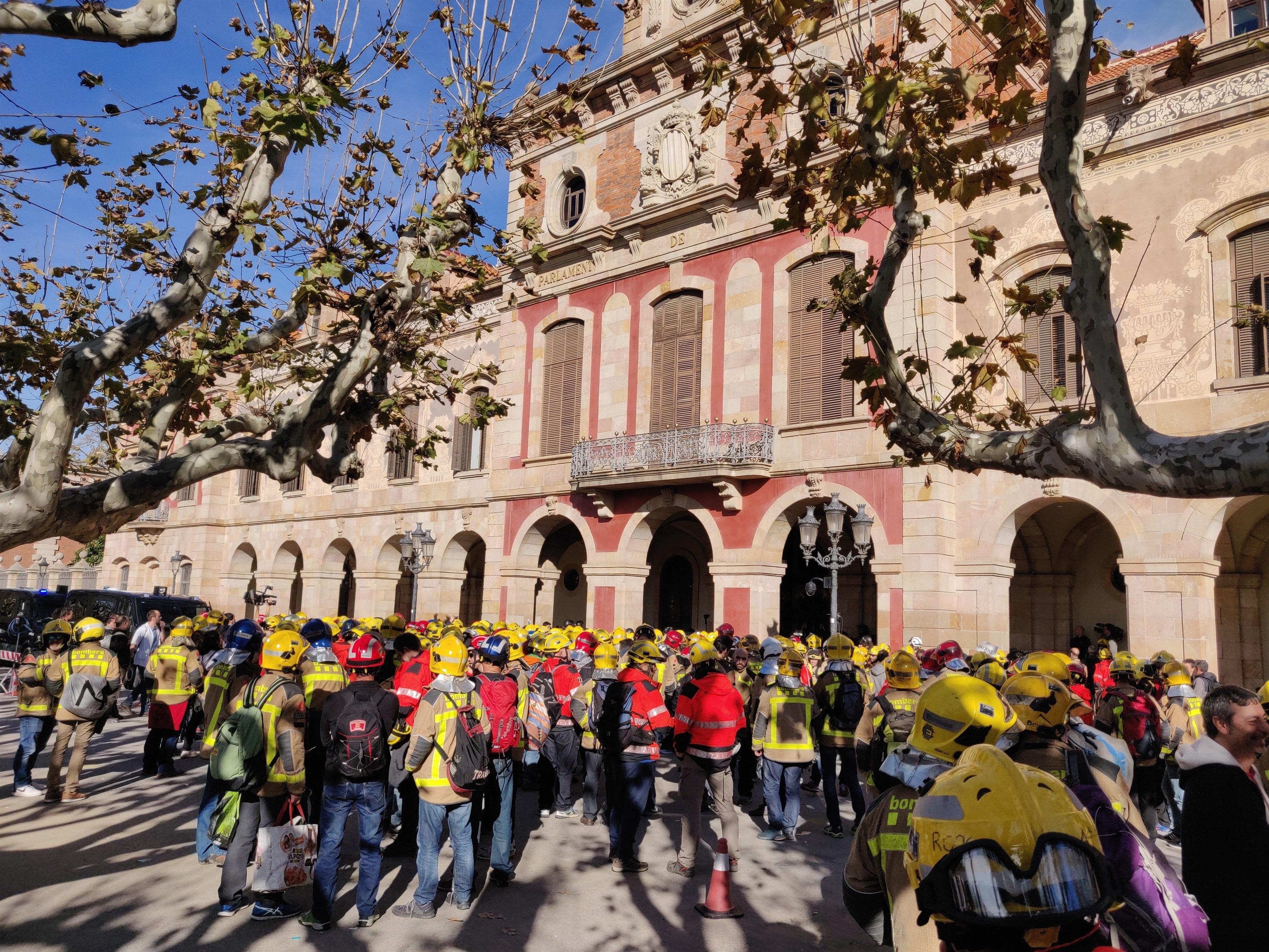 Bomberos ante el Parlament 