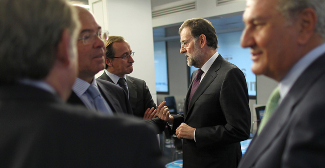 El presidente del Senado, Pío García-Escudero, conversa con Mariano Rajoy. 