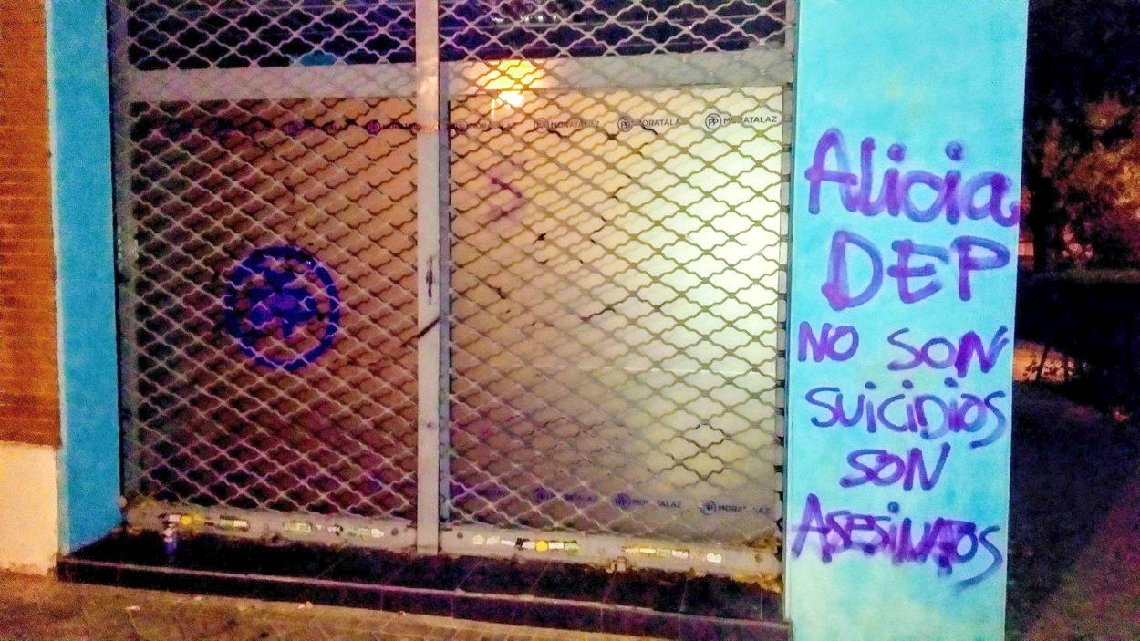 Pintadas en la sede del PP de Moratalaz tras el suicidio de una mujer desahuciada. Distrito 14