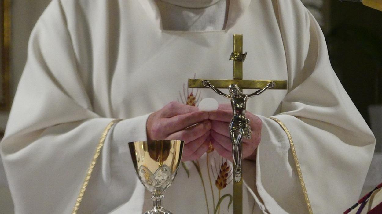 Imagen de archivo de un sacerdote oficiando una misa.