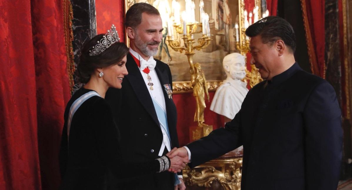 Los Reyes saludan al presidente de China. Fuente: Casa Real