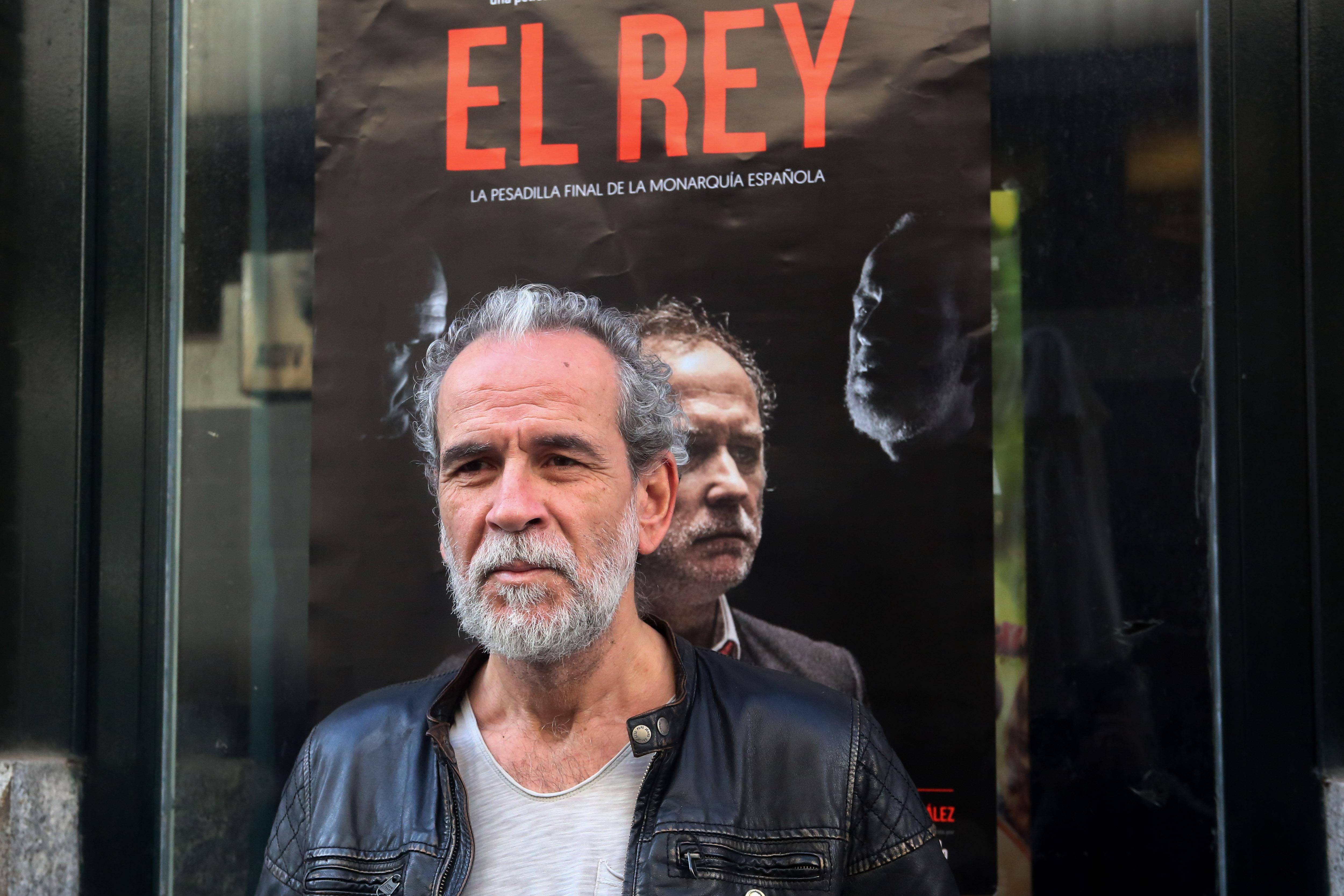 El actor Willy Toledo posa delante del cartel de la película El Rey - EuropaPress  