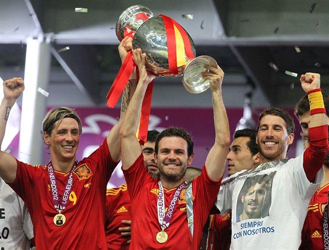 Juan Mata, en el centro, levanta la Eurocopa. Foto: Football.ua