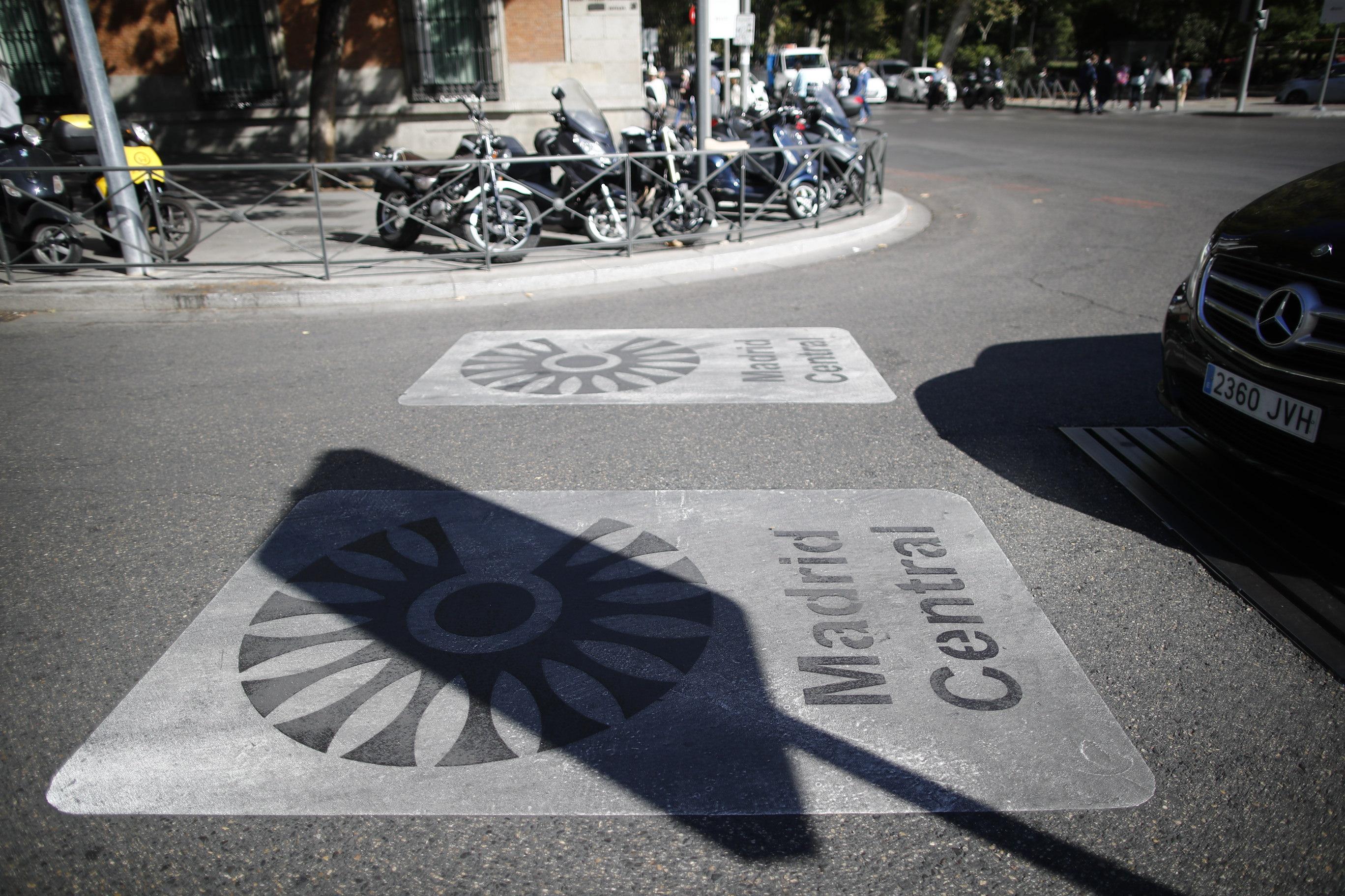  Señales en el suelo de Madrid Central que indican restricciones al tráfico en el centro de la capital