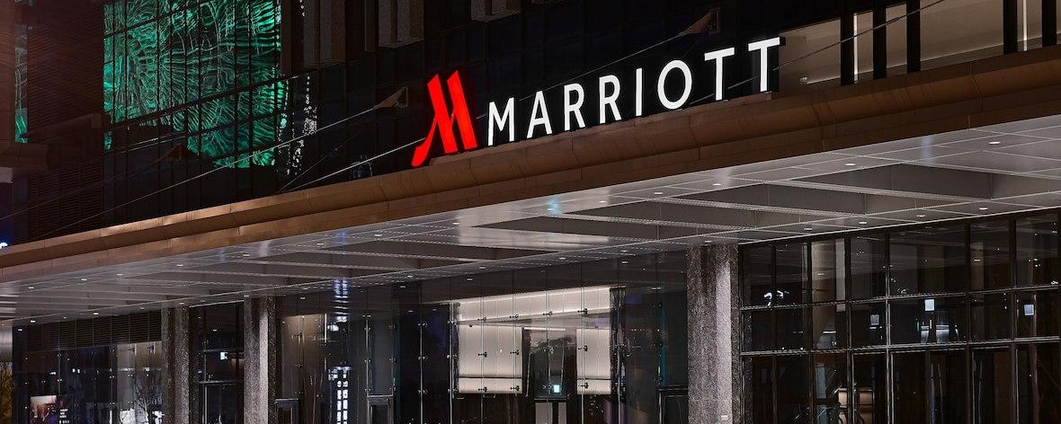 Entrada a un hotel de la cadena Marriott