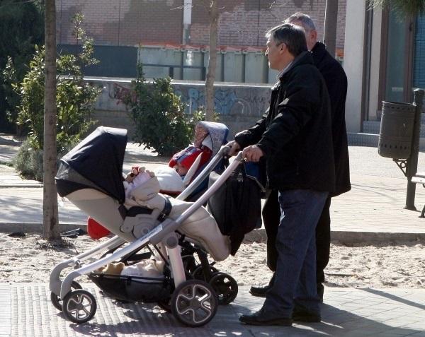Unos padres pasean a sus bebés - Ministerio de Trabajo