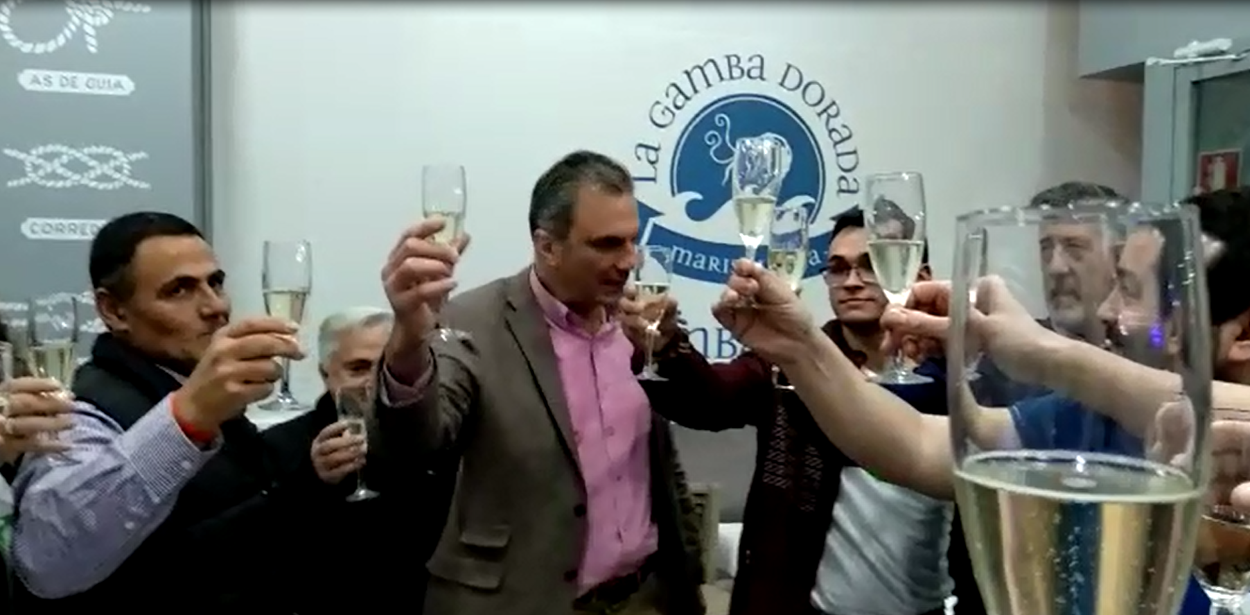 Seguidores de Vox brindando tras un mitin